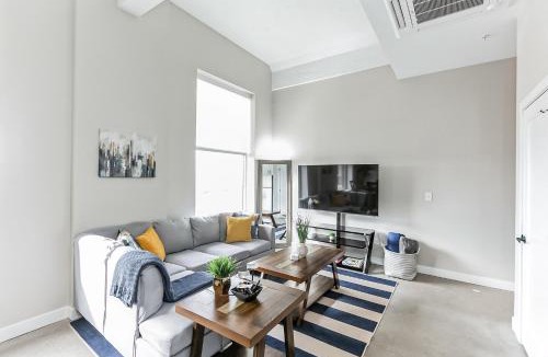 Downtown Cincinnati Apartment | King Bed, Downtown Steps from Bengals & Reds, Minutes to OTR, TQL, HardRock