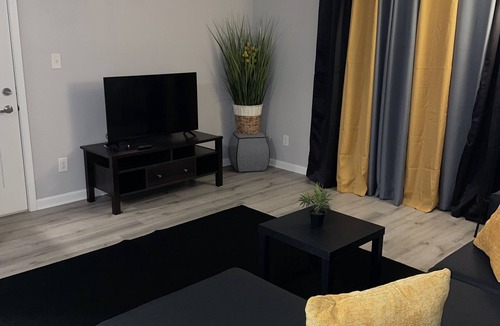 Beavercreek Apartment | King Bed. Funny Bone, Fraze, WPAFB, museum Adventure Reef. Fun get away!