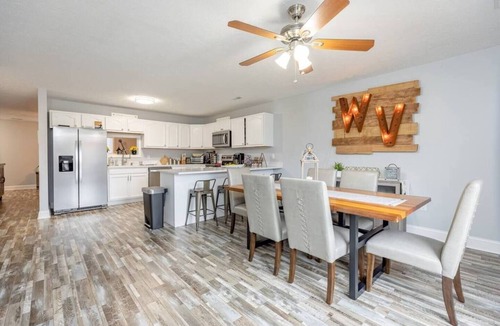 Osage House | King Master Suite/Cozy townhome, Close to WVU