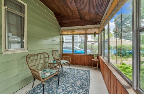 Toledo Cottage | King-sized bed, Family and pet friendly, Full kitchen, Laundry room, Garage