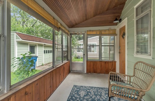 Toledo Cottage | King-sized bed, Family and pet friendly, Full kitchen, Laundry room, Garage