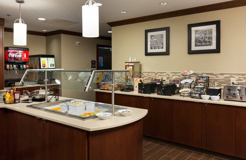 Polaris Apartment | King Studio Near Ohio State University | Free Breakfast Buffet, Pool Access