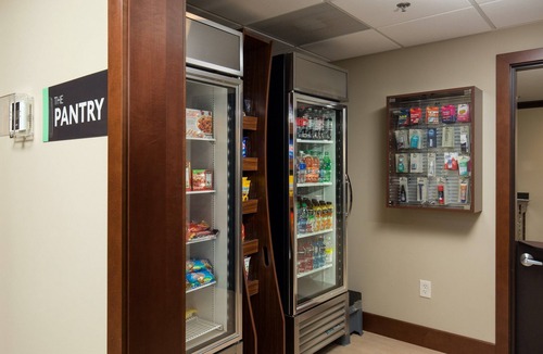 Polaris Apartment | King Studio Near Ohio State University | Free Breakfast Buffet, Pool Access