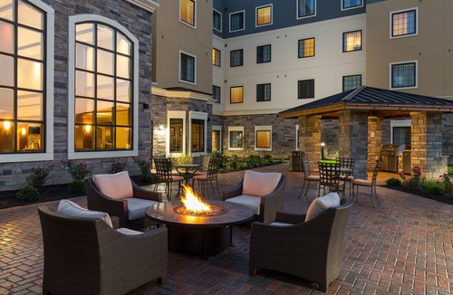 Polaris Apartment | King Studio Near Ohio State University | Free Breakfast Buffet, Pool Access