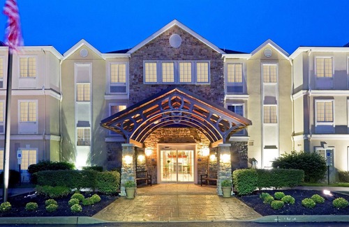 Cranbury Condo | King Suite. Free Breakfast Buffet. Pool. 20 Minutes to Princeton.