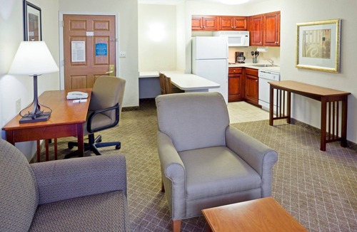 Cranbury Condo | King Suite. Free Breakfast Buffet. Pool. 20 Minutes to Princeton.