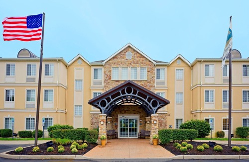 Cranbury Condo | King Suite. Free Breakfast Buffet. Pool. 20 Minutes to Princeton.