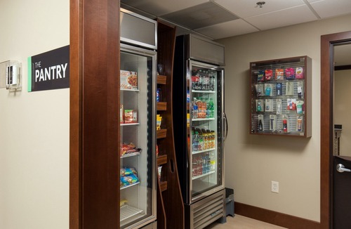 Polaris Apartment | King Suite Near Ohio State University | Free Daily Breakfast + Pool Access