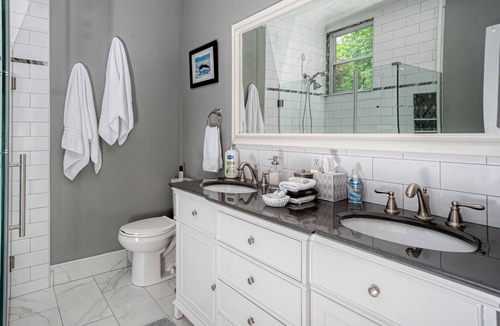 Towanda Bed & Breakfast | King Suite w/ Bath - Hatch House B&B