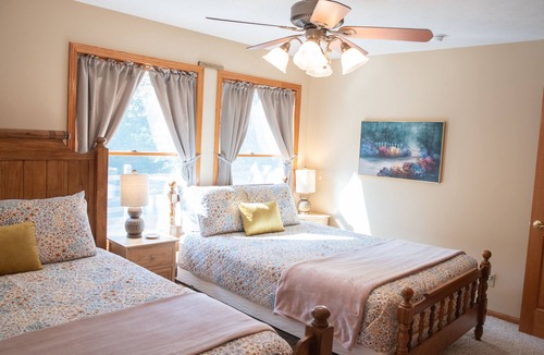 Kingsville Cabin | Kingsville Lodge Private Retreatnhot tub, pond, boats, game room, + more