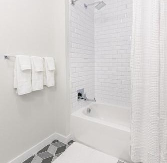 Central Business District Apartment | Kislak 301Chic Studio in the Heart of Downtown