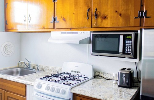 Wildwood Apartment | Kiwi's Cottage, 1.5 Blocks to Beach and Boardwalk, Pet Friendly