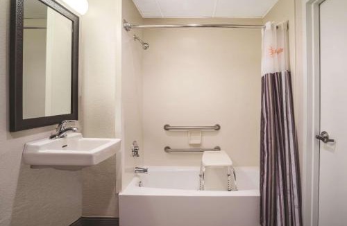 Clifton Hotel | La Quinta by Wyndham Clifton/Rutherford