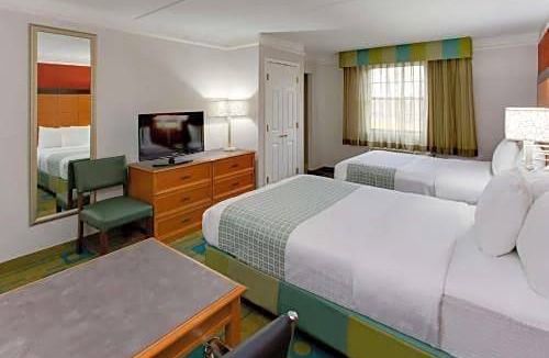 Moon Township Hotel | La Quinta Inn by Wyndham Pittsburgh Airport