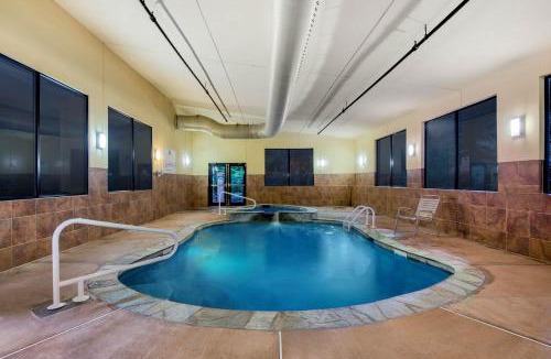 West Long Branch Hotel | La Quinta Inn by Wyndham West Long Branch NJ Shore Area