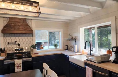 Thompson Cottage | Lackawanna Lodge - Cozy two bedroom cottage