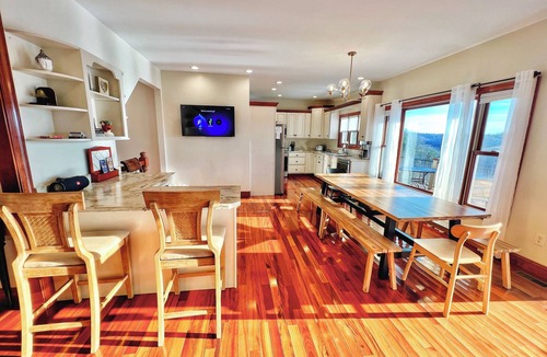 Jamestown House | LAKE CUMBERLAND: AMAZING lake views year-round. Minutes to JAMESTOWN Marina, KY.