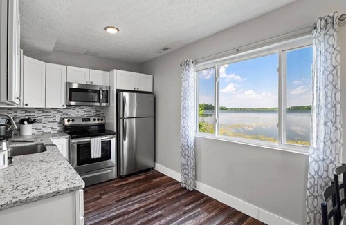 Portage Lakes Apartment | Lake Front|Hot Tub|Kayaks|Fire Pit|Sleeps 10