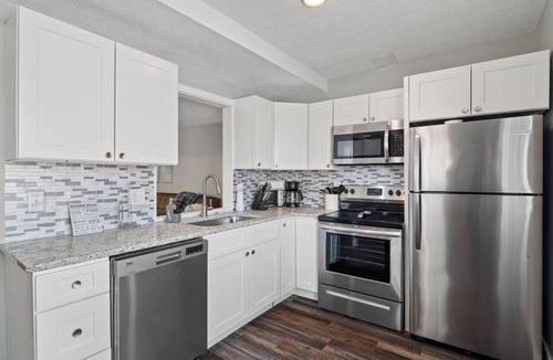 Portage Lakes Apartment | Lake Front|Hot Tub|Kayaks|Fire Pit|Sleeps 10