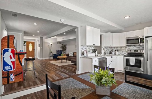 Portage Lakes Apartment | Lake Front|Hot Tub|Kayaks|Fire Pit|Sleeps 10