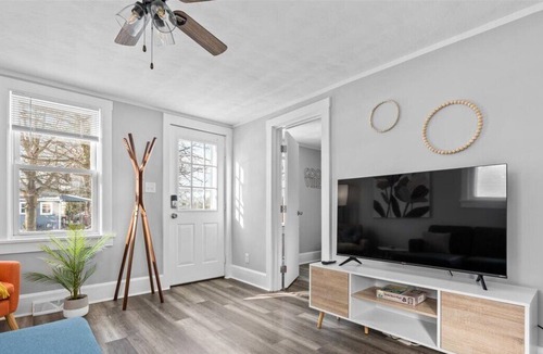 North East Cottage | Lake life meets Wine country! Quiet oasis close to the fun 🍇🍷🌊🏡✨️