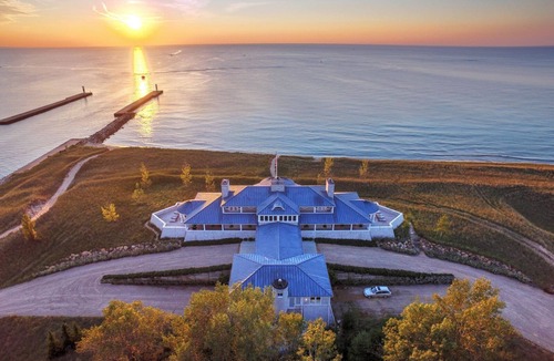 Saugatuck House | Lake Michigan & channel, Saugatuck. 8 bedrooms, heated pool in season, hot tub.