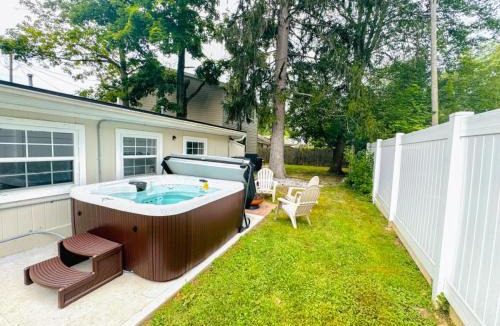 Craig Beach House | Lake Milton 1 Block From Beach With A Hot Tub