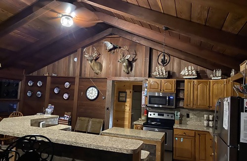 Nancy Cabin | Lake side Abode with a Spectacular year round View of the lake. 🌅