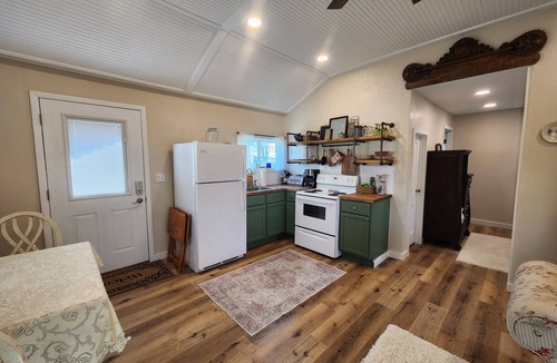 Fayette Cottage | Lake View Cottage for Two with Views of Harrison Lake