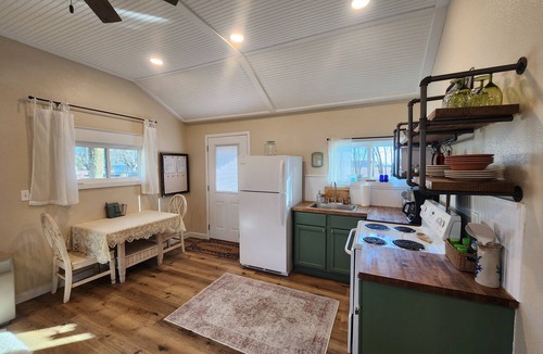 Fayette Cottage | Lake View Cottage for Two with Views of Harrison Lake