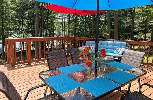 Wallenpaupauk Lake Estates House | Lake Wallenpaupack water front, hot tub, boat dock, kayaks, pontoon boat, swings