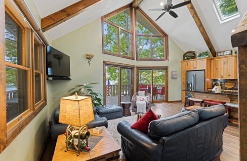 Howard House | Lakefront Cottage on Apple Valley Lake