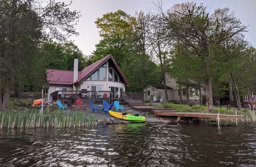 Tobyhanna Ski Chalet | Lakefront, Gorgeous Views Firepit AC Wifi Kayaks Paddle board Kalahari Camelback