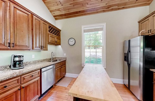 Sharps Chapel Cabin | Lakefront home with private dock and boat launch - dog-friendly & central AC