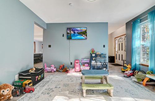 East Stroudsburg House | Lakefront Kayaks, HotTub FirePit Sauna Pool