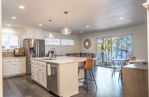 Whispering Pines House | Lakefront Retreat Mins to Golf! Sleeps 8 guests!
