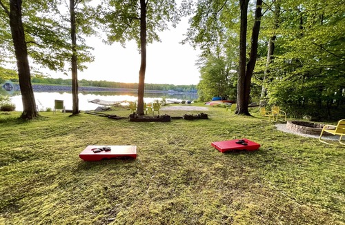 Pocono Lake House | Lakefront 🛶 Spa ♨️ Firepit 🔥 Boating 🚣‍♂️ Game Rm 🎮 Fishing 🎣 Sunsets 🌅