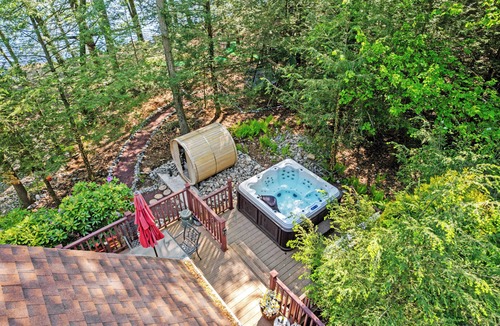 Pocono Summit Cabin | Lakehouse w/Kayaks, MiniGolf, Sauna, HotTub, Swings and playground for Kids!