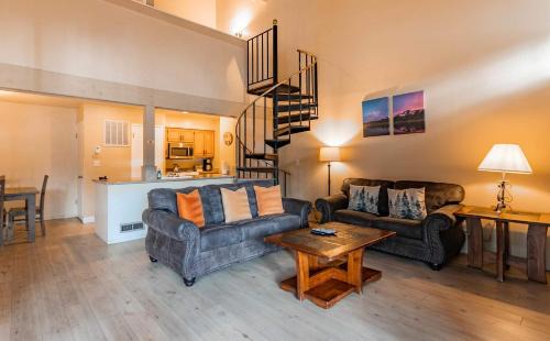 South Lake Tahoe House | Lakeland Sandy Beach Retreat - Private Escape