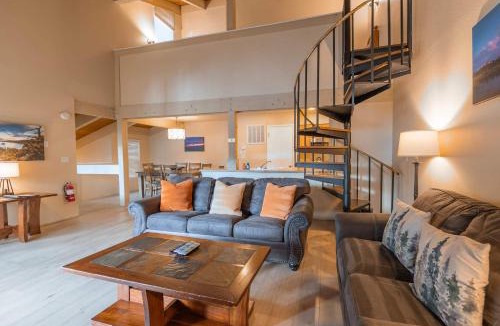 South Lake Tahoe House | Lakeland Sandy Beach Retreat - Private Escape