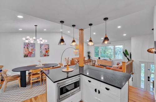 Lake Ariel House | Lakeside, Dock, Hot Tub, Arcade, Piano, Kayaks, Playset, Fireplace, Fire Pit, 2 King Beds - 75" TV