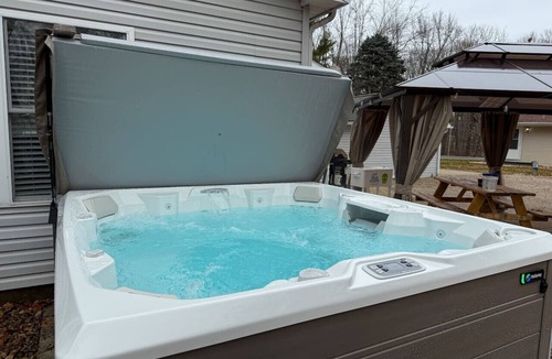 Cynthiana House | Lakeside Escape ~ Waterfront w/Hot Tub (NEW DOCK!)