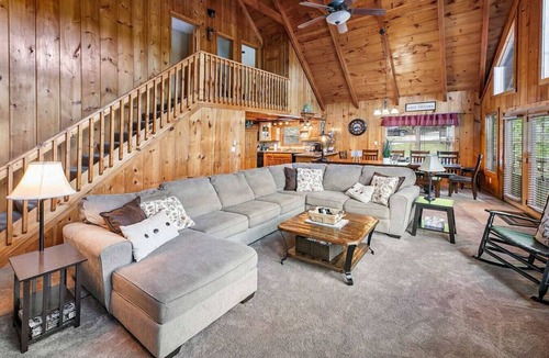 Flat Hollow Marina Cabin | Lakeside Lodge- Dock, Hot Tub, Fire Pit+ 8 Kayaks