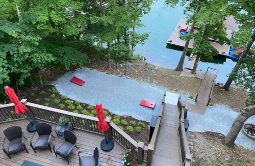Flat Hollow Marina Cabin | Lakeside Lodge- Dock, Hot Tub, Fire Pit+ 8 Kayaks