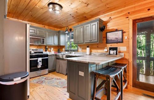 Walnut Mountain House | Lakeside Retreat Hot Tub Fishing Hiking