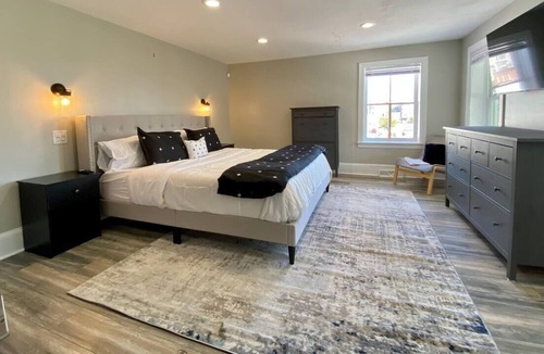 Downtown Wilmington Apartment | Large 2-Level 5 BR Apartment