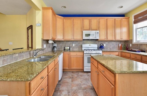 Bayside House | Large 3BR 2.5BA Garage Townhouse in Great West OC Neighborhood with Pool.