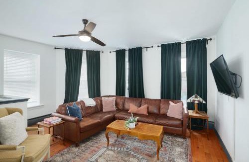 Roxborough-Manayunk Apartment | Large Bi-level Apartment in Heart of Manayunk