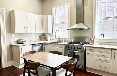 Jackson Ward House | Large City Center House - 7 BEDS/2 BA w/parking