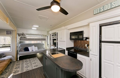 Points House | Large Glamper w/Hot Tub and full bathroom-sleep 6